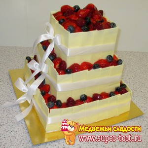 Трехъярусный свадебный торт с ягодами и белым шоколадом